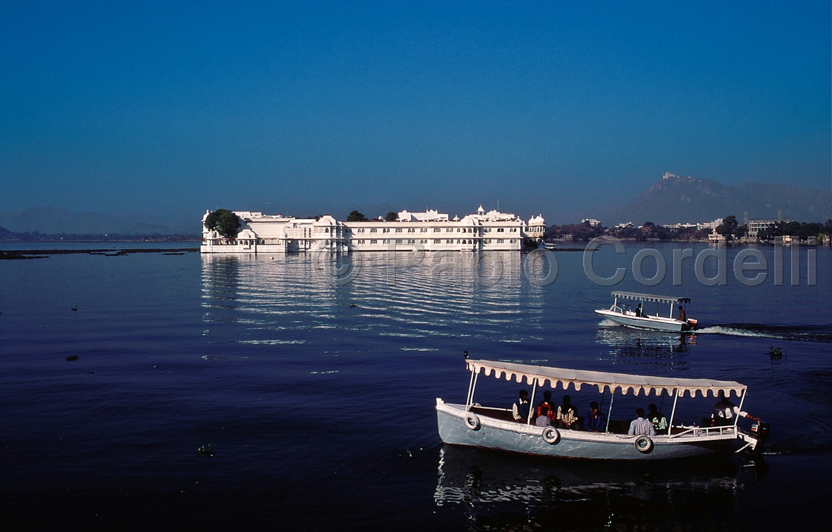 Lake Pichola and Lake Palace behind, Udaipur, Rajasthan, India
(cod:India 34)